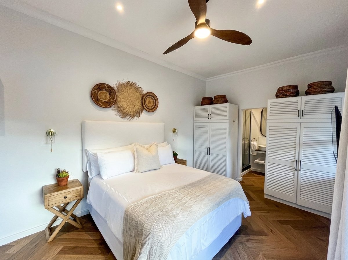 Bedroom with flat screen Smart TV, DStv, Netflix and mountain views