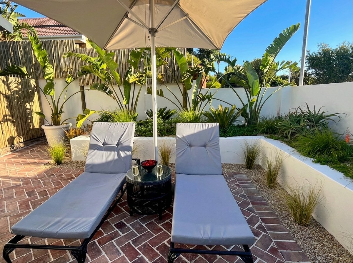 Relaxing patio lounge area with seating for 4 people